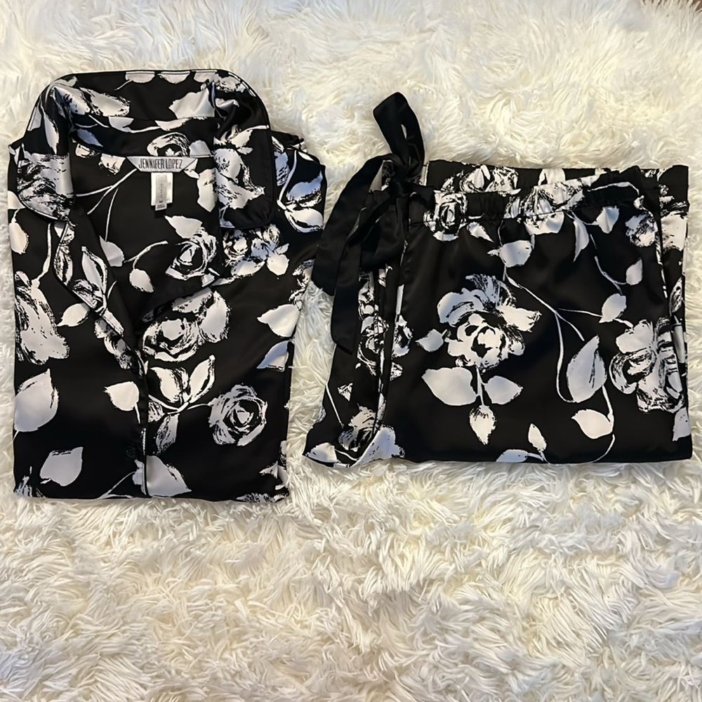 JENNIFER LOPEZ INTIMATES black & white pajamas set. Silky stretch flare bottoms - Picture 9 of 9